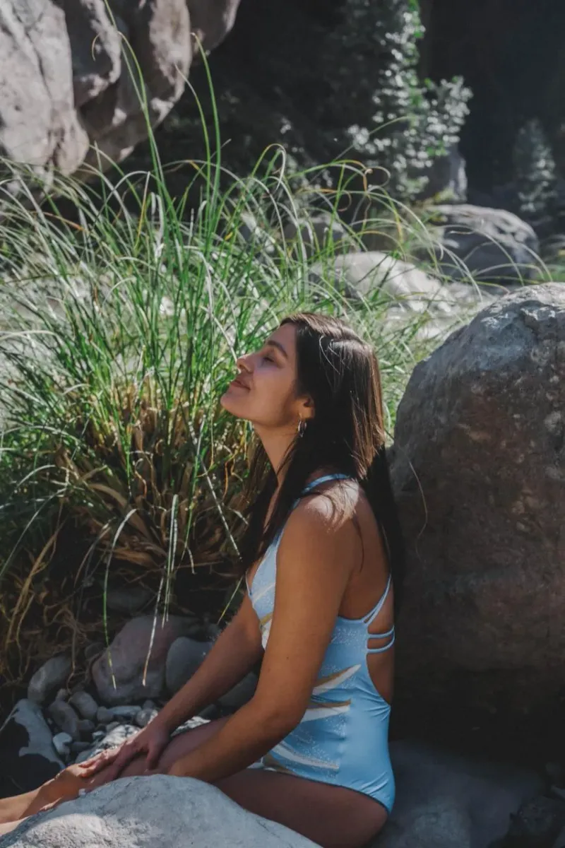 Mujer disfrutando de la naturaleza con calma